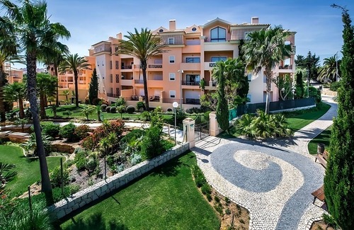 Praia da Luz House | Explore the Atlantic Coastline! Full Kitchen, Swimming Pools, Beach Access!