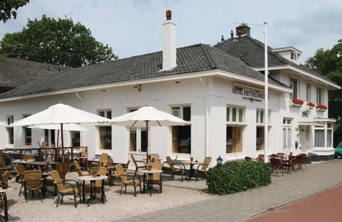 Beekbergen-West Hotel | Explore the Dutch Outdoors Without Compromising Comfort! Free Parking, Dining!