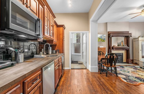 Highlands Apartment | Explore the Highlands from your Broadway Basecamp! Sleeps 4