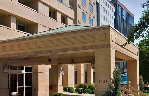 Rosslyn Apartment | Explore the Washington Monument! Hotel Self Parking, Picnic Area, Pet-friendly
