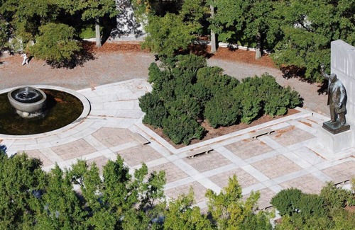 Rosslyn Apartment | Explore the Washington Monument! Hotel Self Parking, Picnic Area, Pet-friendly