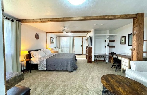 Ahwahnee Cabin | Explorer Suite - Sierra Mountain Lodge Vacation Rentals - Ahwahnee CA