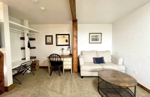 Ahwahnee Cabin | Explorer Suite - Sierra Mountain Lodge Vacation Rentals - Ahwahnee CA