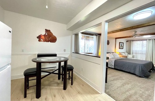 Ahwahnee Cabin | Explorer Suite - Sierra Mountain Lodge Vacation Rentals - Ahwahnee CA