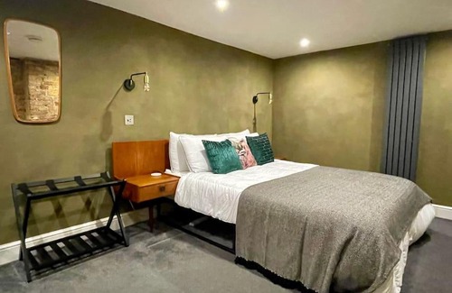 Harringay Apartment | Exposed Brick Flat Finsbury Park