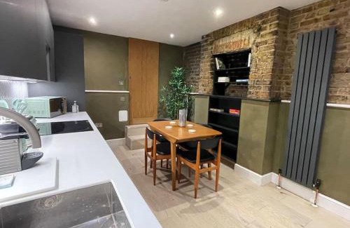 Harringay Apartment | Exposed Brick Flat Finsbury Park