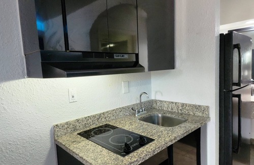 Tomball Hotel | Express Inn Tomball