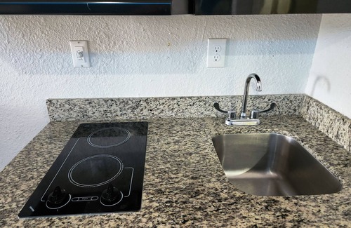 Tomball Hotel | Express Inn Tomball