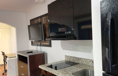 Tomball Hotel | Express Inn Tomball