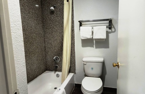 Tomball Hotel | Express Inn Tomball
