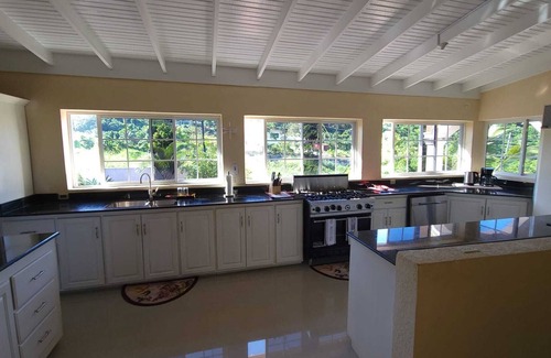 Runaway Bay House | Exquisitely tasteful Jem between the hills and the sea.
