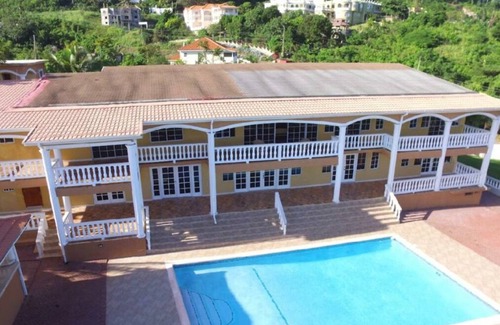 Runaway Bay House | Exquisitely tasteful Jem between the hills and the sea.
