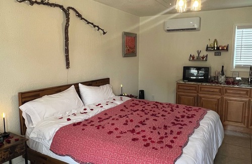 Fredericksburg Bed & Breakfast | Exquisite 1 Bed/1 Bath Private Luxury Pool Guest House in Fredericksburg, TX.