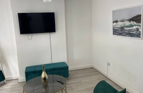 Cray Valley East Apartment | Exquisite 1 Bedroom