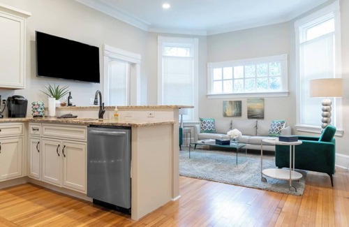 Walnut Hills Apartment | Exquisite 3 Bdrm 2 Bath with Study near Eden Park