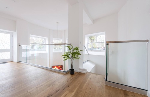 Tower Hamlets Apartment | Exquisite 3BR Duplex Apartment, Air-con& Amenities