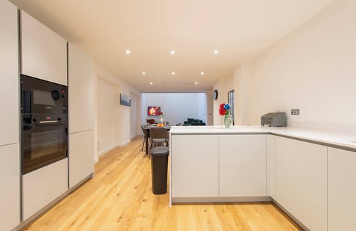 Tower Hamlets Apartment | Exquisite 3BR Duplex Apartment, Air-con& Amenities