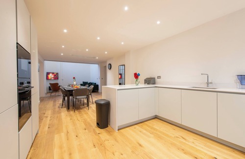 Tower Hamlets Apartment | Exquisite 3BR Duplex Apartment, Air-con& Amenities