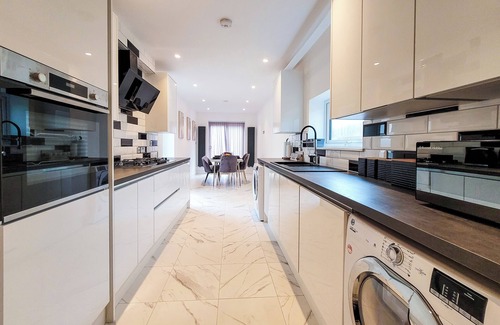 Valentines House | Exquisite 4 Bed 2.5 Bath Ilford London