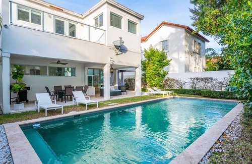 Edgewater Villa | Exquisite 6BR/3.5BBTH Villa