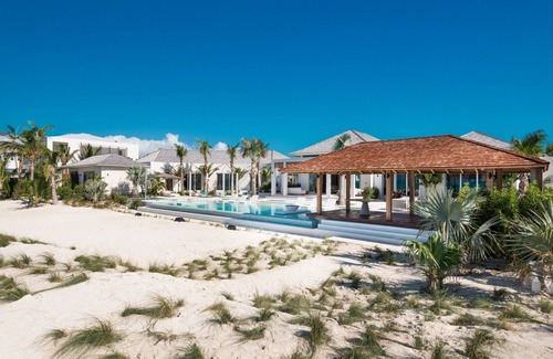 Leeward Settlement Villa | Exquisite 8 Bedroom Beachfront villa on Grace Bay - Free Concierge Credit Incl.