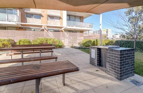 Phillip Apartment | Exquisite Apartment with BBQ and Pool, near Shops