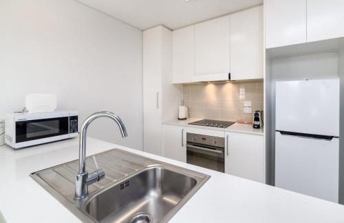 Phillip Apartment | Exquisite Apartment with BBQ and Pool, near Shops