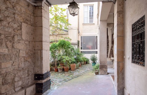 Enfants-Rouges Apartment | Exquisite Architect Designed 3BR apt for 6 with elevator in center Le Marais
