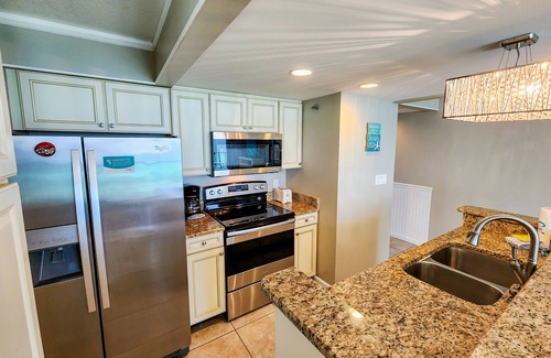 Panama City Beach Condo | Exquisite beachfront condo with pool, hot tub, balcony, central AC, & W/D