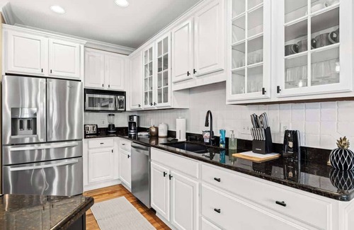 Howell House | Exquisite Condo in Howell
