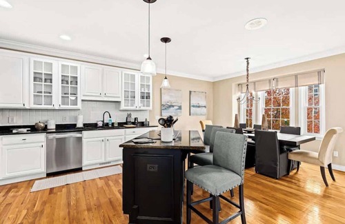 Howell House | Exquisite Condo in Howell