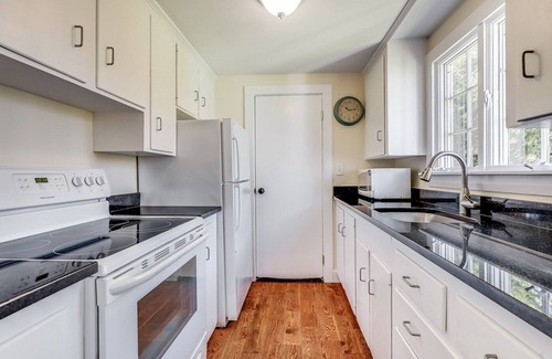 West Chatham House | Exquisite Cottage - Minutes to Village Center and Beaches