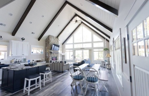 Alexandria House | Exquisite Cottage on Lake Brophy. Lic1971