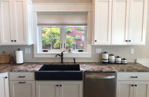 Alexandria House | Exquisite Cottage on Lake Brophy. Lic1971