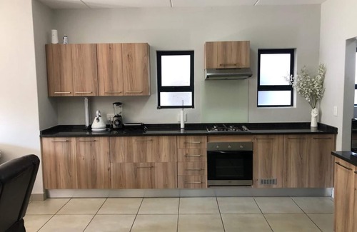 Greater Johannesburg Metropolitan Area House | Exquisite Home In Sandton w/Pool. Inverter & Gym