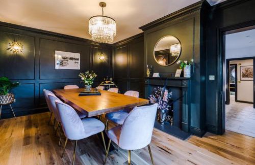 Old Windsor House | Exquisite Home in Windsor by Casa by Grace, Legoland, Large groups, New HOT TUB, Dog Friendly, Free Parking, sleeps 7-9!