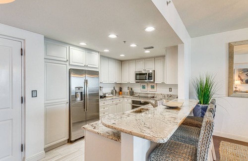 Pensacola Beach Condo | Exquisite Island Condo: Resort Perks & Views!