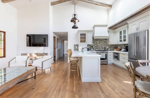 Woodside House | Exquisite luxury executive 3-suite cottage