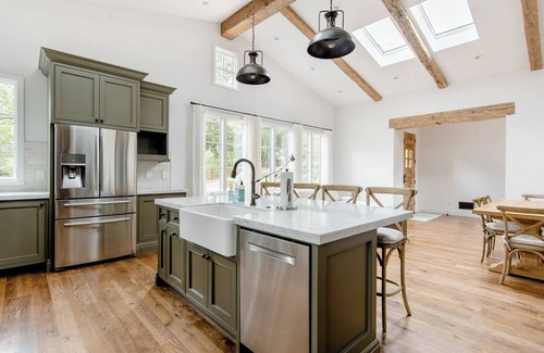 Woodside House | Exquisite luxury executive 2-suite cottage