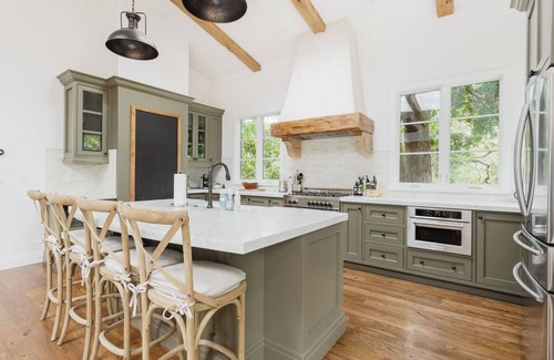 Woodside House | Exquisite luxury executive 2-suite cottage
