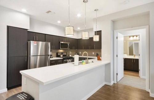 Menlo Park Condo | Exquisite Silicon Valley Condo: Elevated Living with Rooftop Lounge