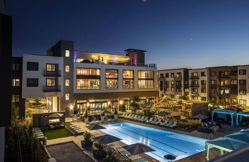 Menlo Park Condo | Exquisite Silicon Valley Condo: Elevated Living with Rooftop Lounge
