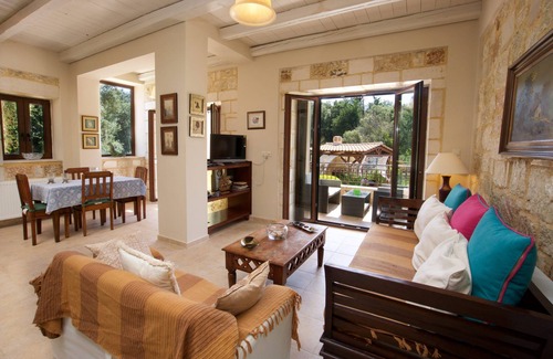 Logarata Villa | Exquisite Villa with Private Pool, Garden, Billiards, quiet, rural location