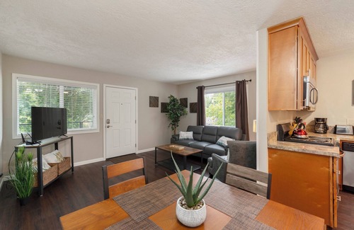 McMinnville Apartment | Extended Stay 1BR Apt Steps to Wine-Dine-Pubs + Dog Friendly