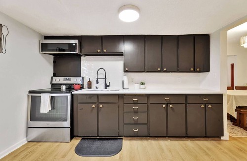 Wichita House | ~Extended Stay 2BD/1Bath- 5 min to Wesley!~
