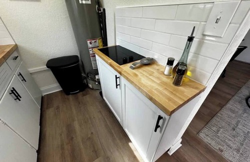 Sunnyside House | Extended Stay~ Private 1BD/1Bath ~Fenced in Yard!