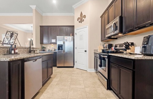 Lake Charles House | Extended Stay with Fast WiFi, 2 Luxurious King Beds | Business Ready + Pet Friendly | Garage Parking
