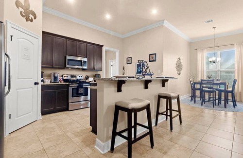 Lake Charles House | Extended Stay with Fast WiFi, 2 Luxurious King Beds | Business Ready + Pet Friendly | Garage Parking