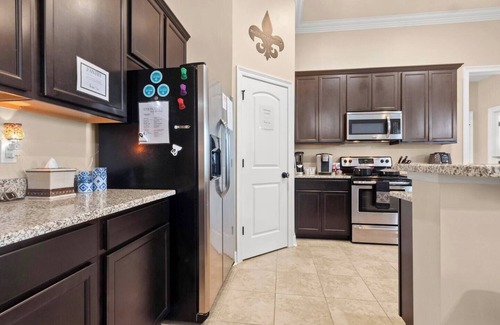 Lake Charles House | Extended Stay with Fast WiFi, 2 Luxurious King Beds | Business Ready + Pet Friendly | Garage Parking