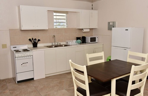 Estate Lindbergh Bay Apartment | Extra large apartments for family or friends 1 min from the airport.